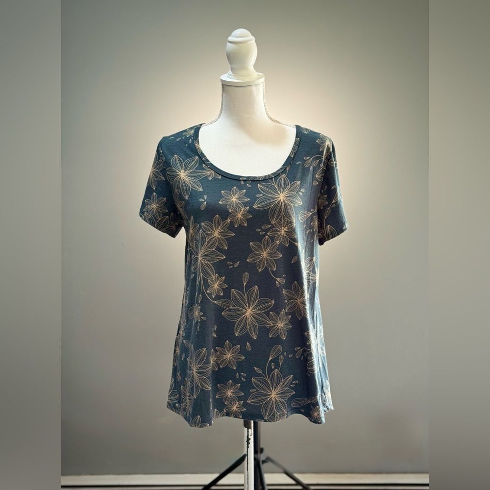 SALE! Green/Blue Lularoe Basic S/S Tee Size L VGUC